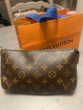 Stunning Louis Vuitton pouchette